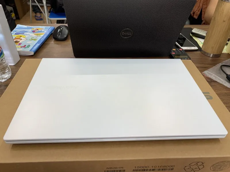 Asus Vivobook 14 Trắng Xà Cừ, thiết kế gọn nhẹ