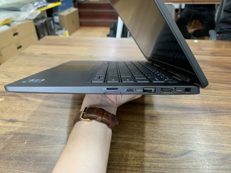 Dell Latitude 7420 được trang bị đầy đủ các cổng kết nối